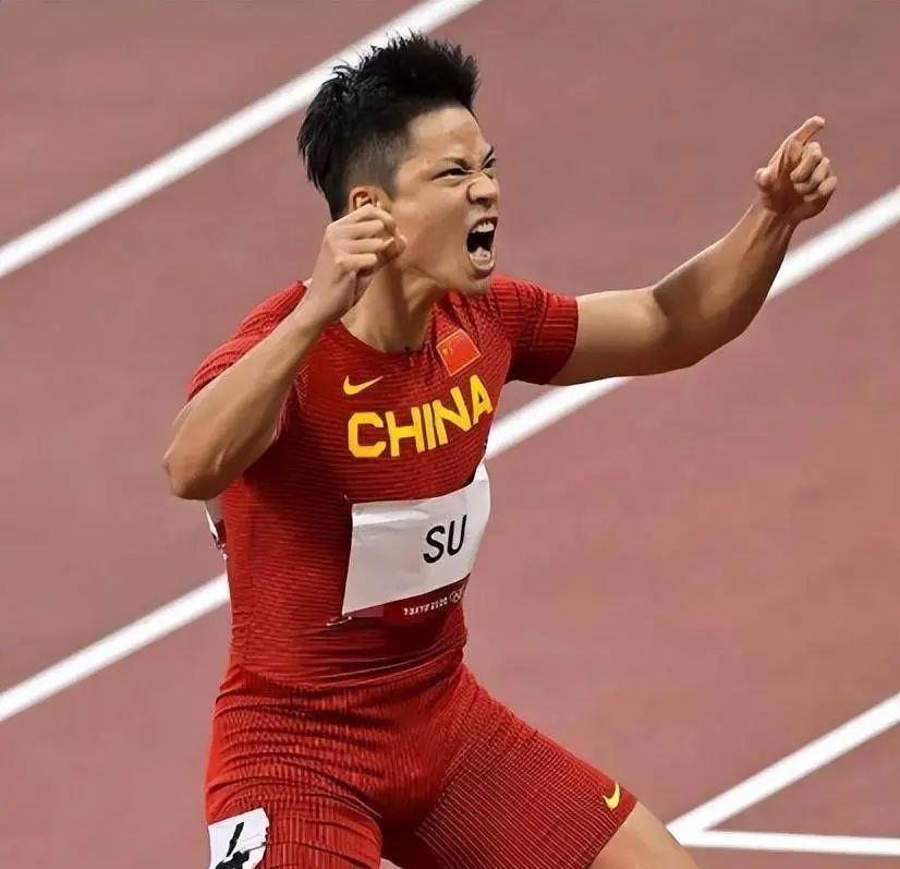 苏炳添刷新世界纪录，曼联教练激动落泪！(苏炳添刷新世界纪录,曼联教练激动落泪视频)