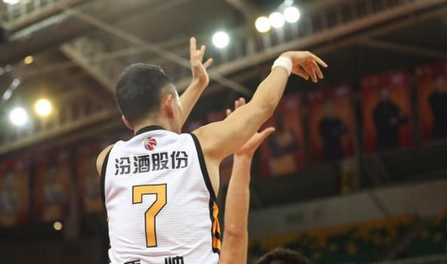 埃因霍温今晚官宣签约，志在CBA常规赛名次提升，态度坚定，赛季目标并未改变的简单介绍